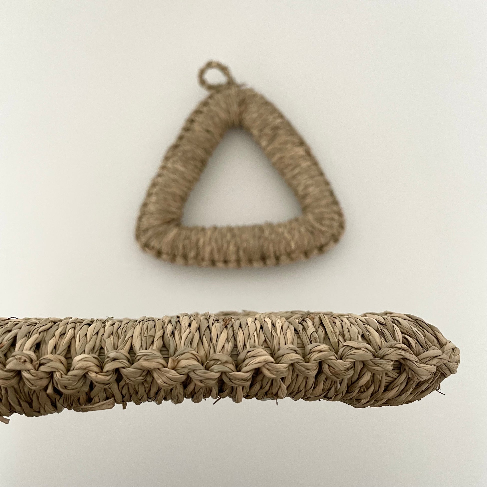 triangle shaped rush grass neutral pot stand trivet