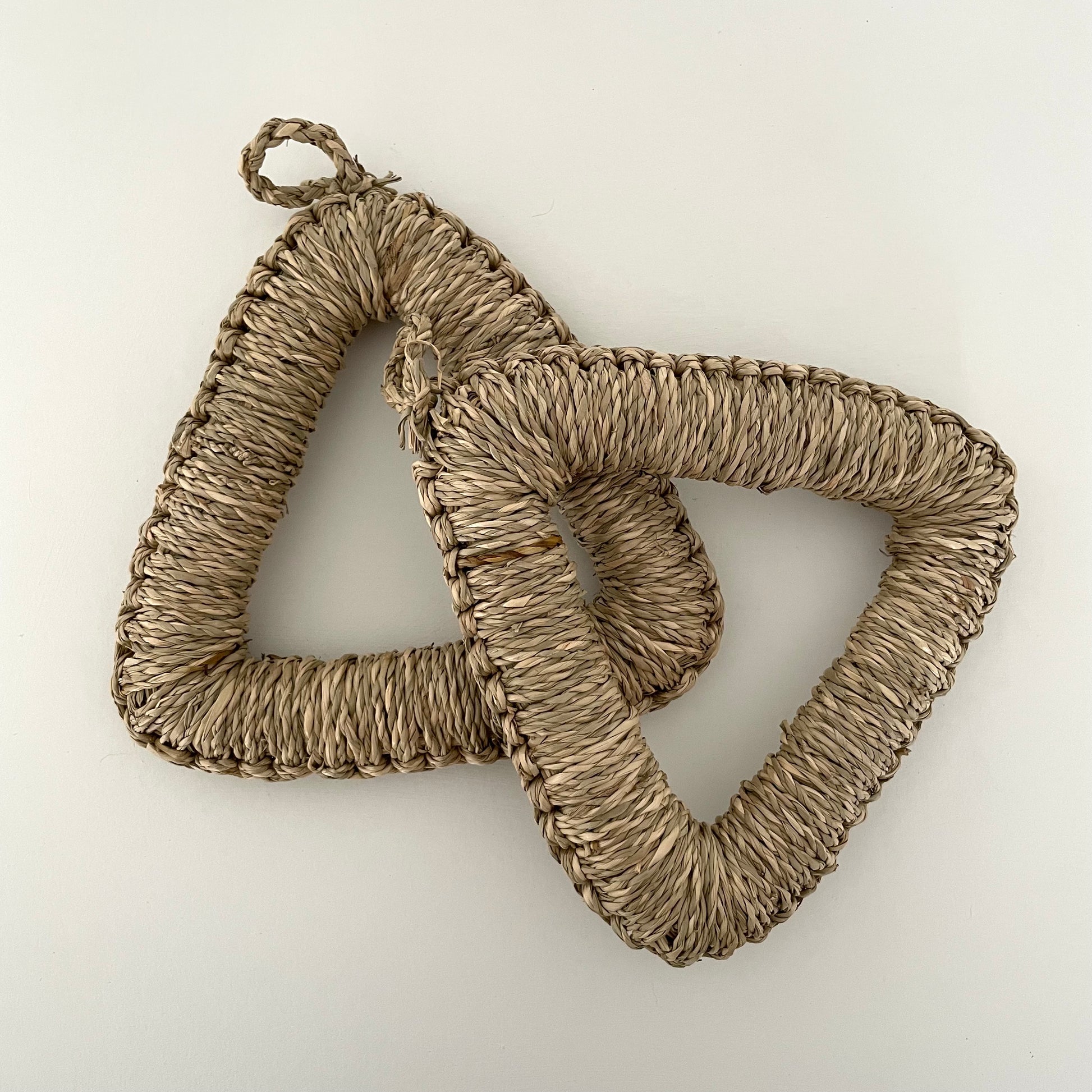 triangle shaped rush grass neutral pot stand trivet