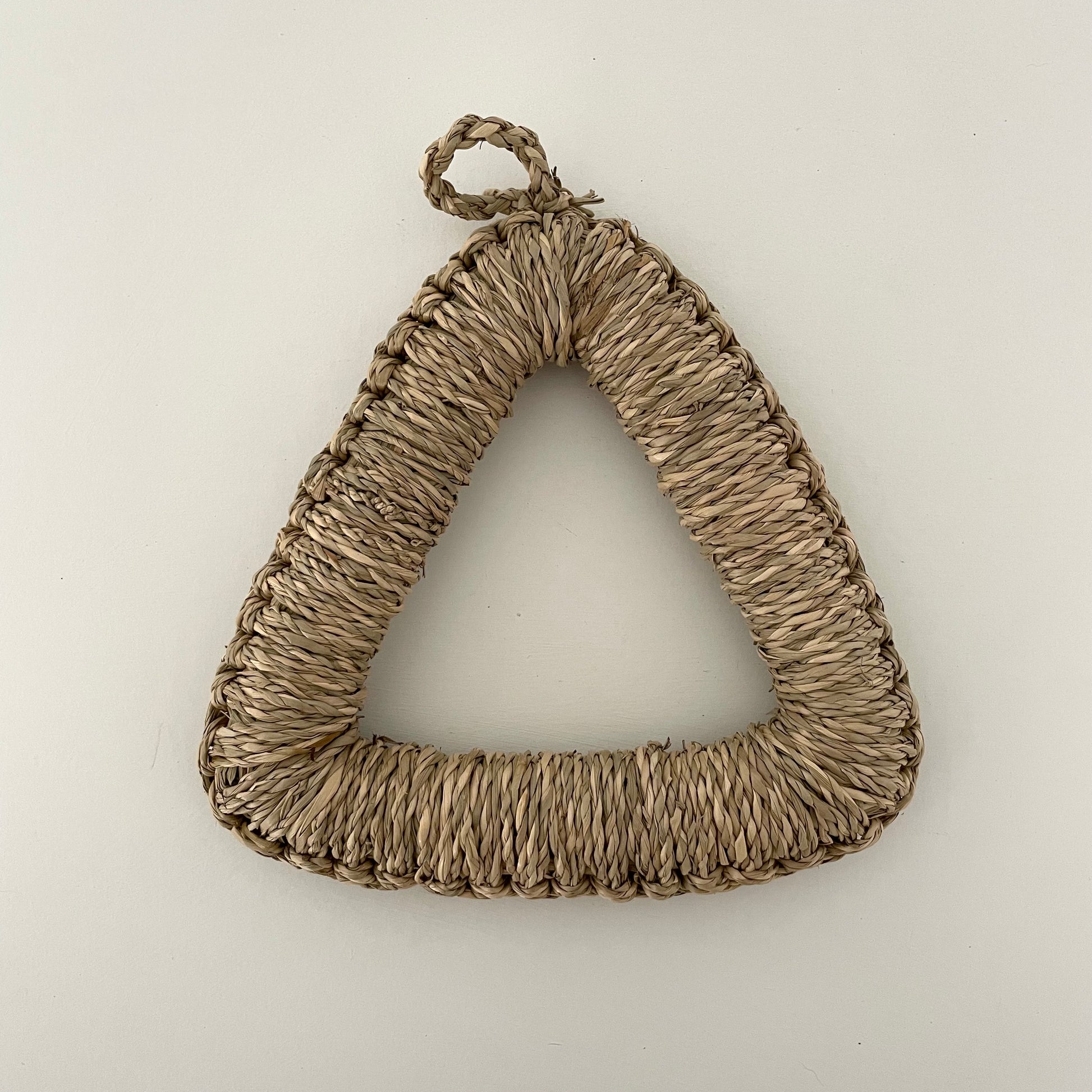 triangle shaped rush grass neutral pot stand trivet