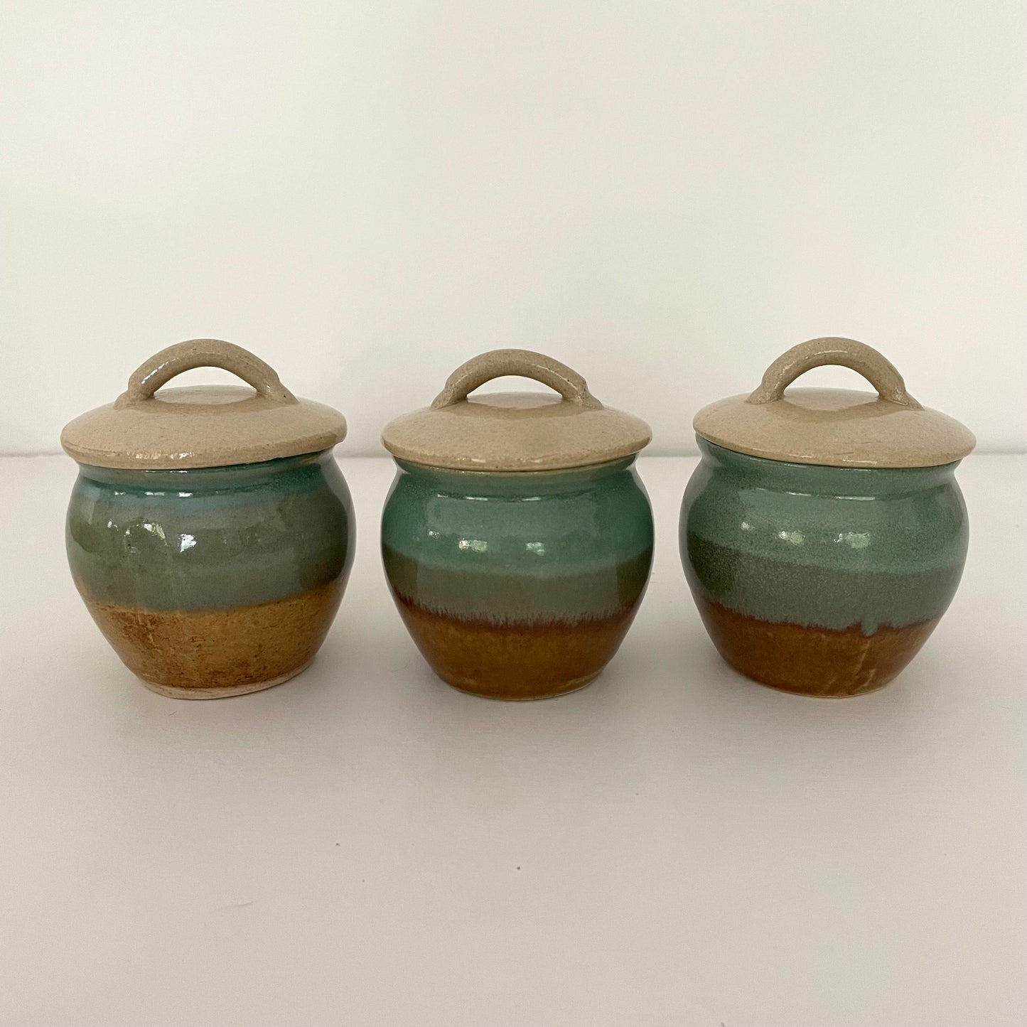 small ceramic sugar/salt storage pot jar canister with lid