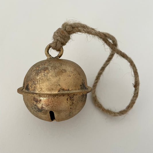 2 1/2" rustic cross-cut tin sleigh bell with brass finish and jute hanger