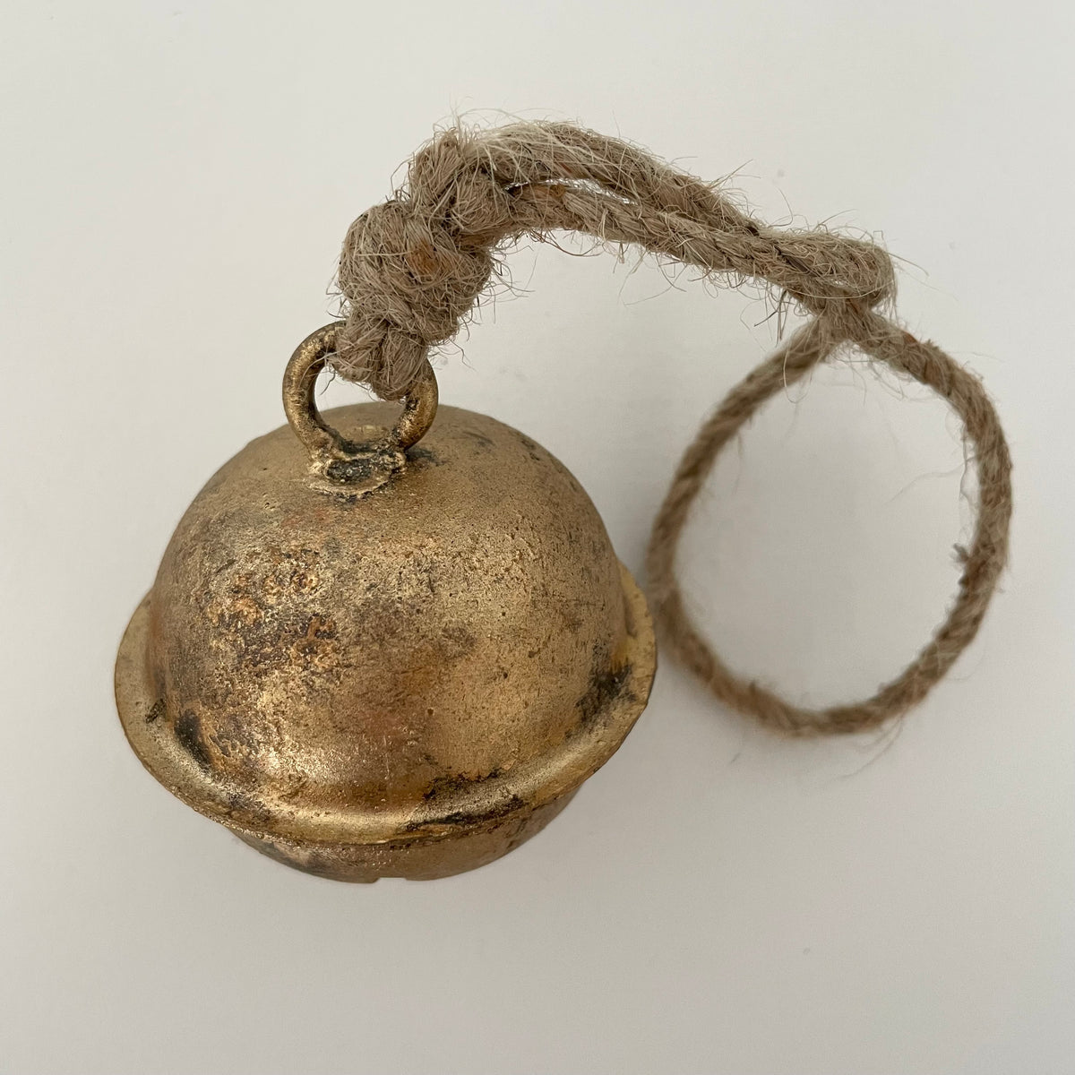 2 1/2" rustic cross-cut tin sleigh bell with brass finish and jute hanger