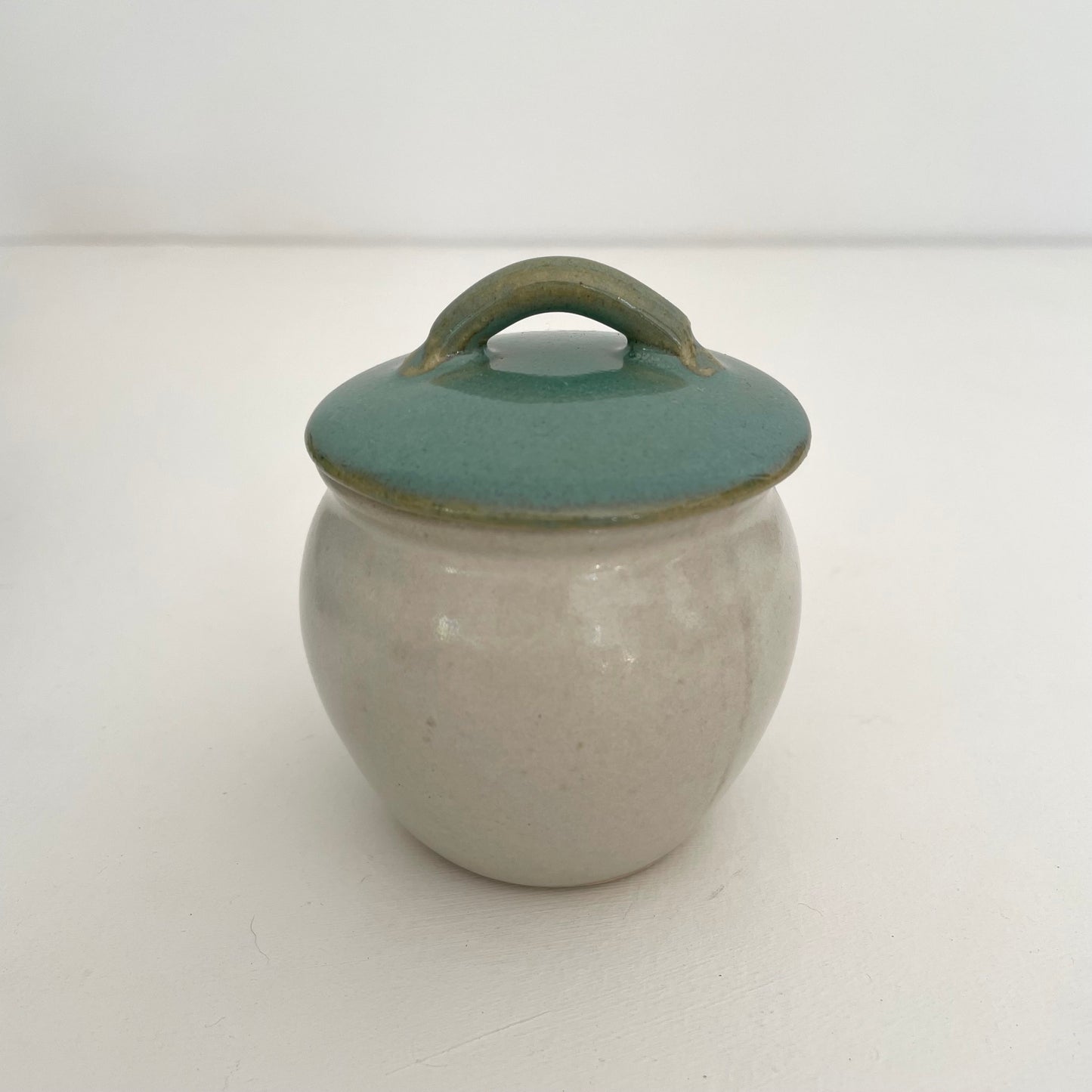 small ceramic sugar/salt storage pot jar canister with lid