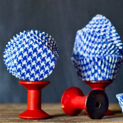 blue and white houndstooth printed paper cupcake liners