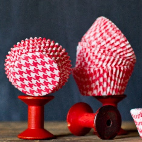 red and white houndstooth printed paper cupcake liners