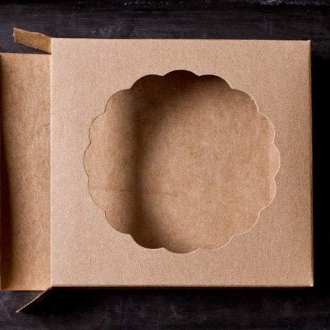 individual tan kraft cardboard cookie boxes with circle scallop cutout window for packaging baked goods