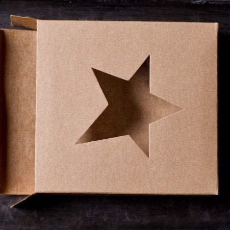 individual tan kraft cardboard cookie boxes with star cutout window for packaging baked goods